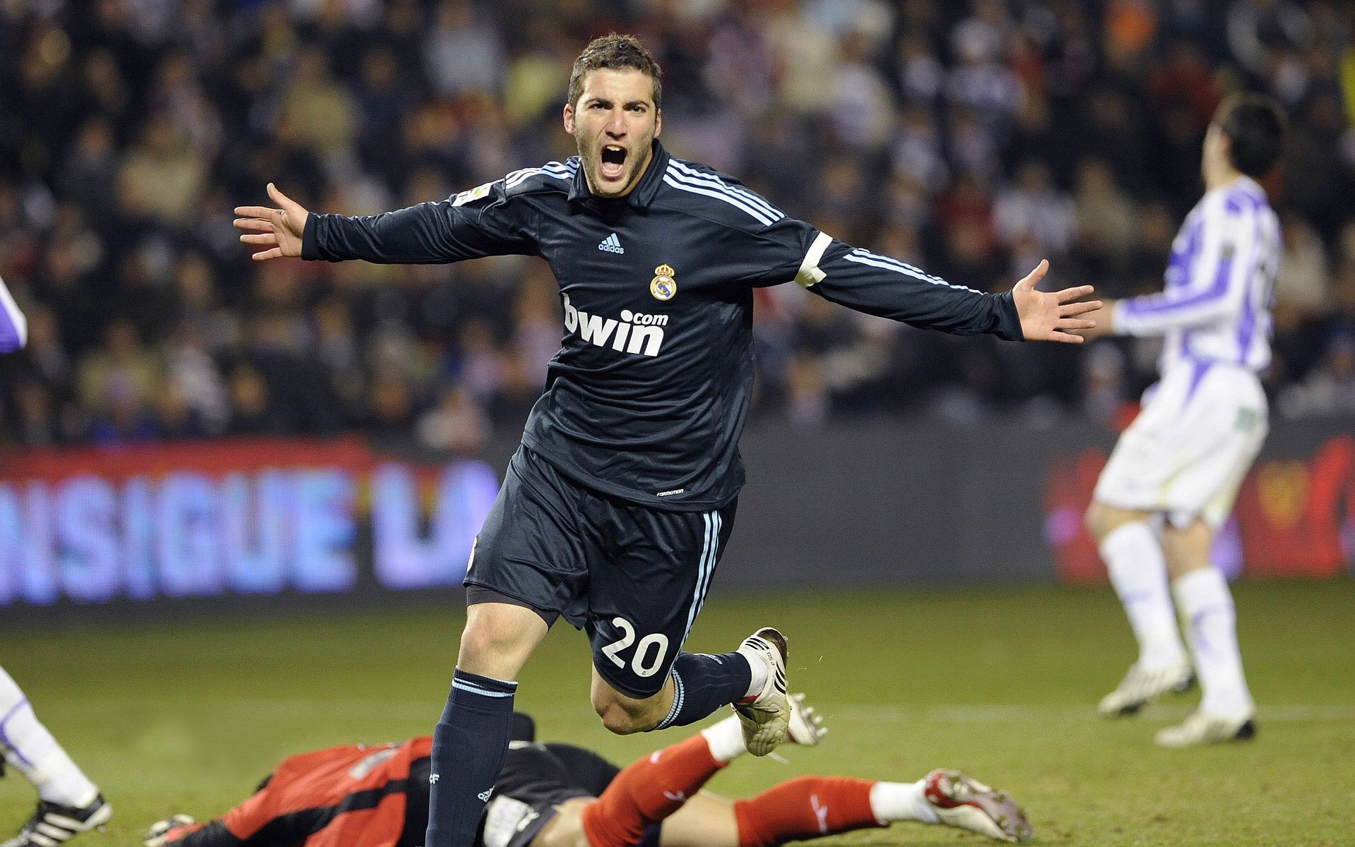 “青训明星：少年足球天才崭露头角”，少年成名的足球明星